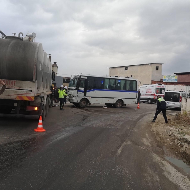 İşçi servis midibüs ile süt kamyonu çarpıştı: 9 yaralı