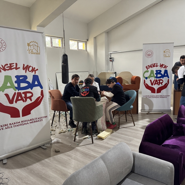 Çankırı'da engelli bireyler atık malzemeleri mobilyaya dönüştürüyor