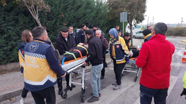 Kocaeli'de süt yüklü tırla çarpışan otomobildeki 3 kişi yaralandı