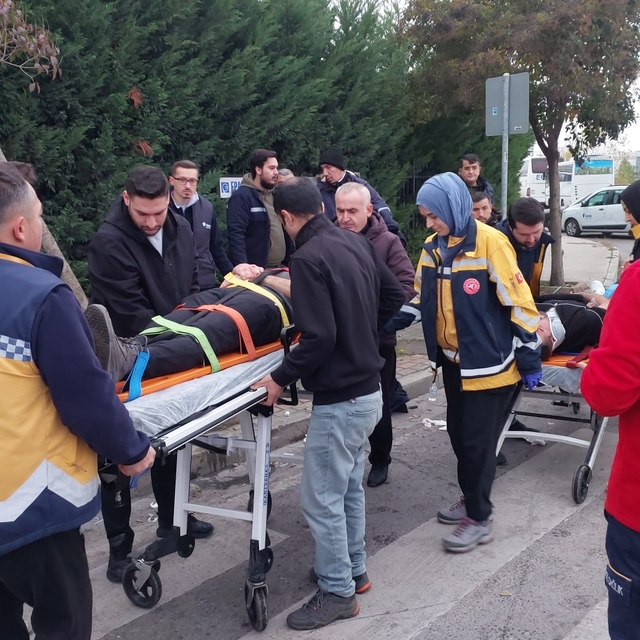 Kocaeli'de süt yüklü tırla çarpışan otomobildeki 3 kişi yaralandı