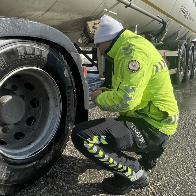 Kar yağışı ve buzlanmalarda ulaşımın aksadığı Bolu Dağı'nda kış lastiği den...