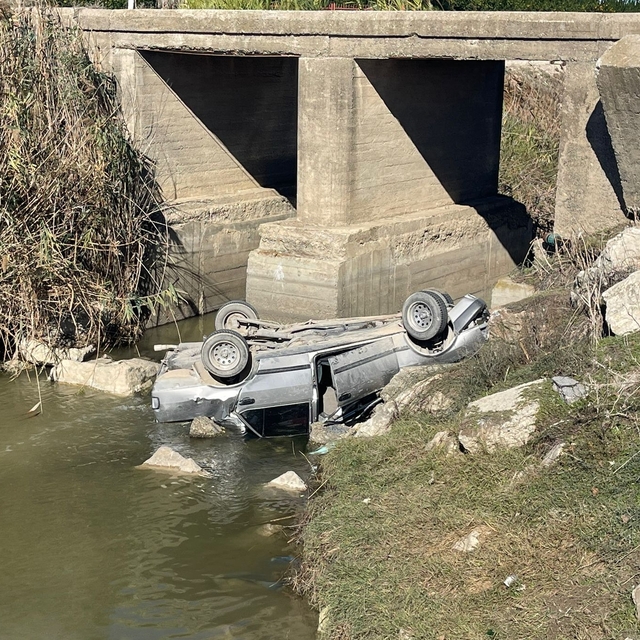 Mersin'de sulama kanalına devrilen otomobilin sürücüsü yaralandı
