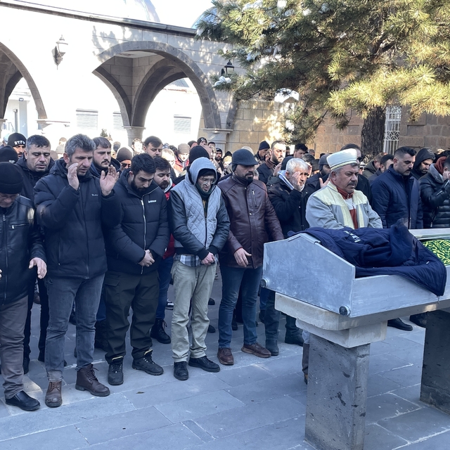 Kayseri'de fabrika yangınında ölen 2 işçinin cenazesi toprağa verildi