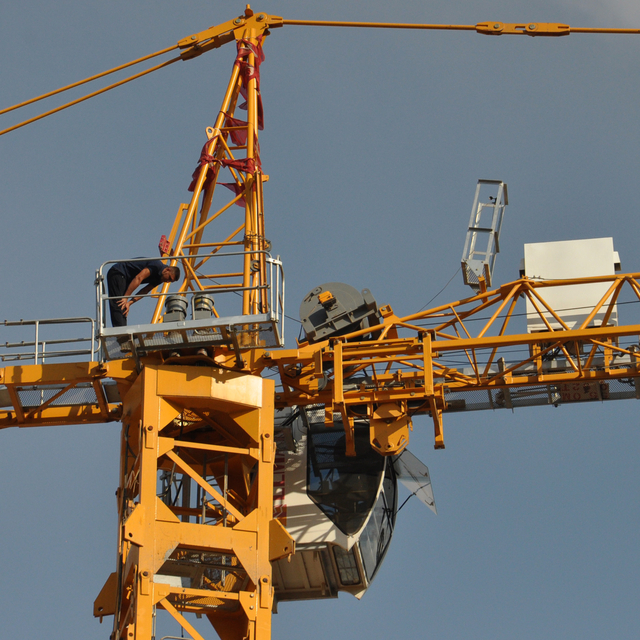 45 metre yüksekteki vinçte oğlunun doğum gününü kutlayıp, namaz kıldı