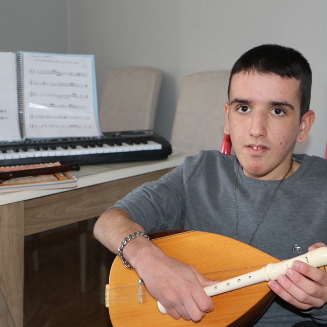 4 enstrüman çalan engelli Tuna'nın hedefi; İstanbul Devlet Konservatuarı