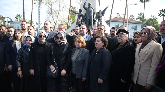Alanya'da MHP'lilerden bozkurt heykelinin kaldırılmasına tepki