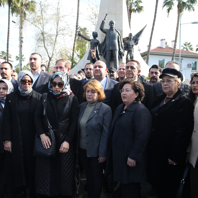 Alanya'da MHP'lilerden bozkurt heykelinin kaldırılmasına tepki