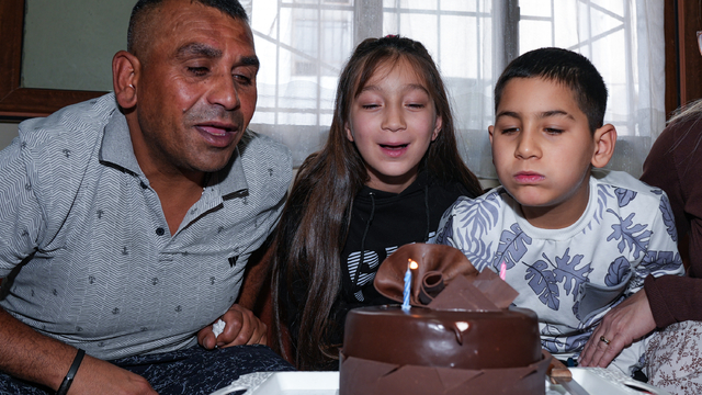 Çocuklarına yemek yapma görüntüsüyle ilgi gören baba sigortalı işe kavuşuyor