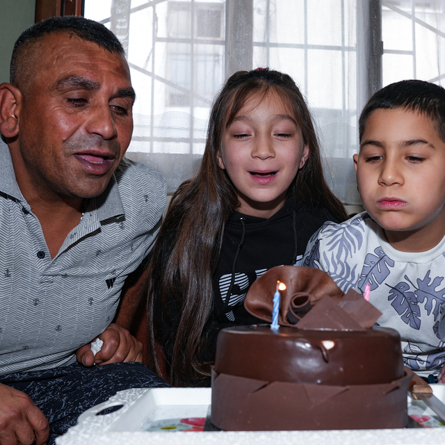 Çocuklarına yemek yapma görüntüsüyle ilgi gören baba sigortalı işe kavuşuyo...
