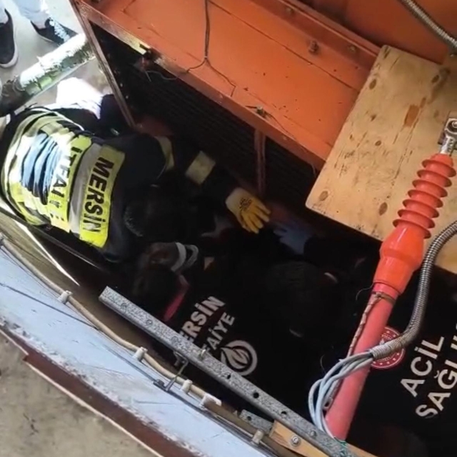 Mersin'de türbin tesisatının bulunduğu alana düşen işçi yaralandı