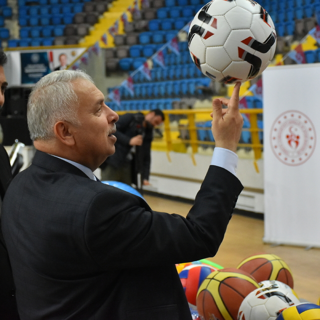 Trabzon'da 12 özel eğitim kurumuna spor malzemesi dağıtıldı