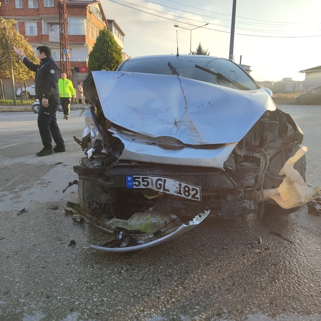 Samsun'da iki otomobilin çarpıştığı kazada 2 kişi yaraladı