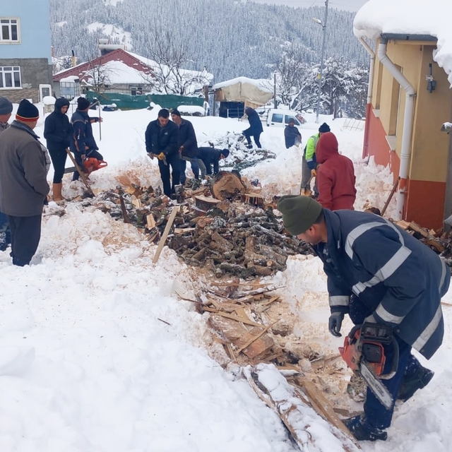 Köylüler el ele verip köy okulunun kışlık odununu kestiler