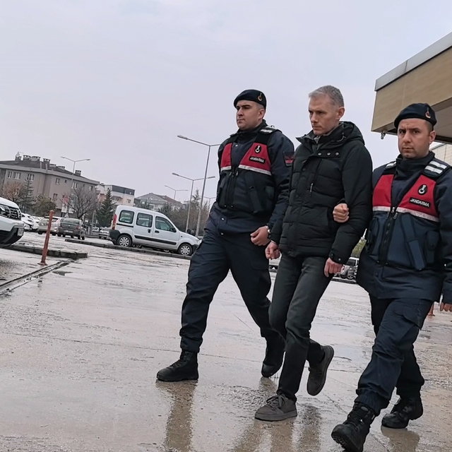 Firari FETÖ hükümlüsü ihraç üsteğmen evinde yakalandı