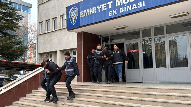 Kırıkkale'de bir kişiyi tabancayla vurarak öldüren şüpheli ile babası adliyede