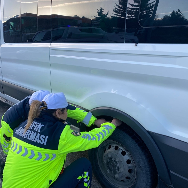 Bolu'da işçi servislerinde kış lastiği kontrolü yapıldı