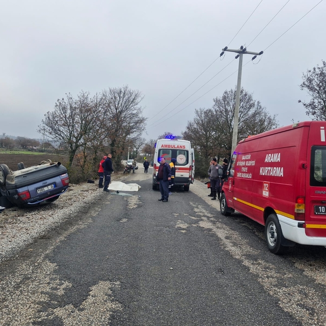 Balıkesir'de takla atan otomobildeki 1 kişi öldü, 2 kişi yaralandı