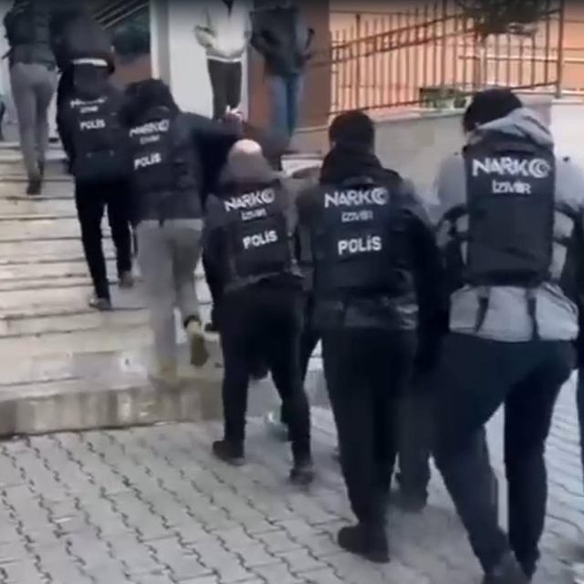 İzmir'de uyuşturucu satıcılarına operasyon; 13 tutuklama
