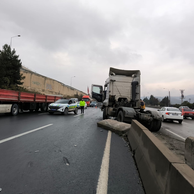 D-100 kara yolunun Kocaeli kesiminde ulaşım, kaza yapan tır nedeniyle aksad...