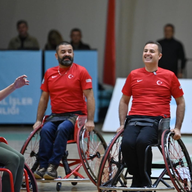 Ünlü isimler Balıkesir'de tekerlekli sandalyede dostluk maçına çıktı