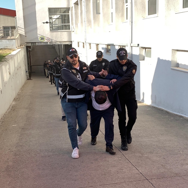 Adana Emniyet Müdürlüğü'nün deposundan silah ve mühimmat çalan 7 kişi tutuk...