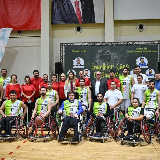 Ünlüler, tekerlekli sandalyede dostluk maçına çıktı