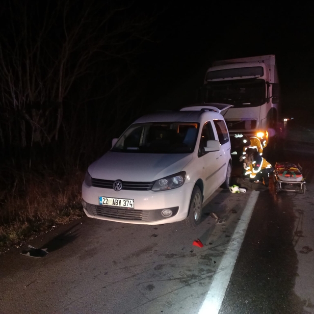Edirne'de arızalanan tırından inen sürücü, başka bir tırın çarpması sonucu...