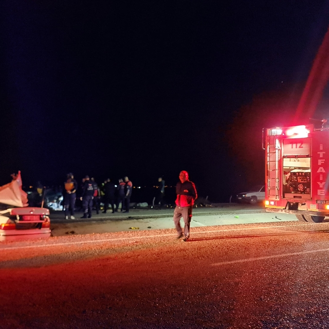 Osmaniye'de otomobilin traktör römorkuna çarptığı kazada 1 kişi öldü, 2 kiş...