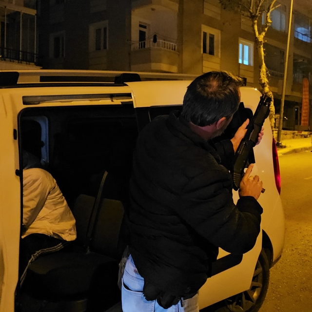 Çorum'da iş yerine silahlı saldırı düzenleyen şüpheliler polis kovalamacası...