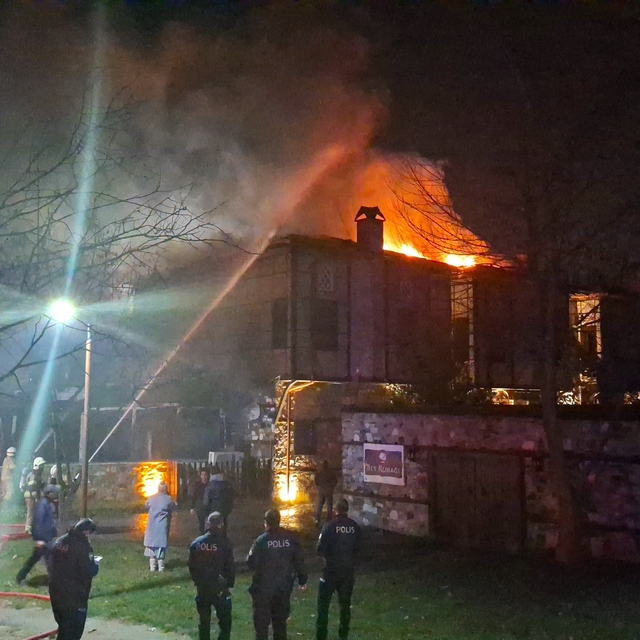 Bursa'da 2 katlı otelin çatısında çıkan yangın söndürüldü