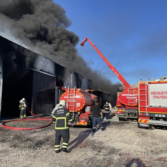 Niğde'de plastik çerçeve fabrikasında çıkan yangına müdahale ediliyor