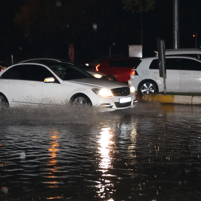 Antalya'da sağanak; yollar su altında kaldı
