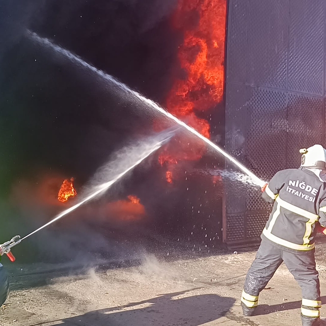 Niğde'de reklam panosu üretilen atölyede yangın