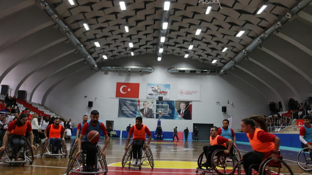 Efeler'de Dünya Engelliler Günü kapsamında spor etkinliği düzenlendi
