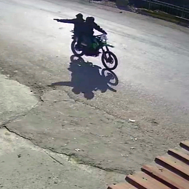 Haraç vermeyen atölye sahibini tehdit edip, iş yerini kurşunladılar