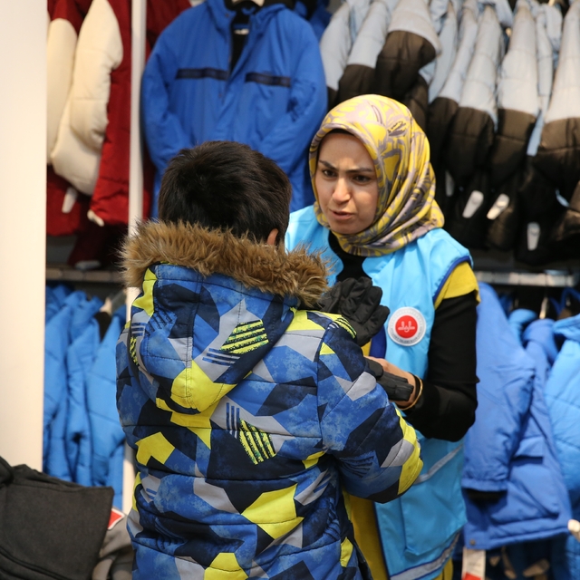 Türkiye Diyanet Vakfı, Eskişehir'de yetim çocuklara kıyafet desteğinde bulu...