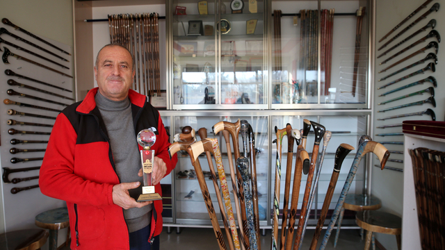 Bitlisli baston ustası Birol "Yaşayan İnsan Hazinesi Ödülü"nü almanın gururunu yaşıyor