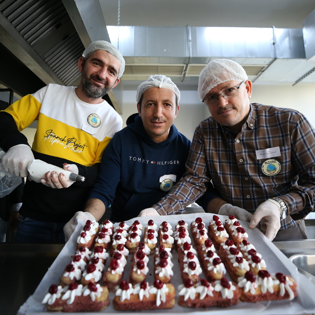 Bursa'da işitme engelli bireyler işaret diliyle tarifleri öğrenip yemek yap...