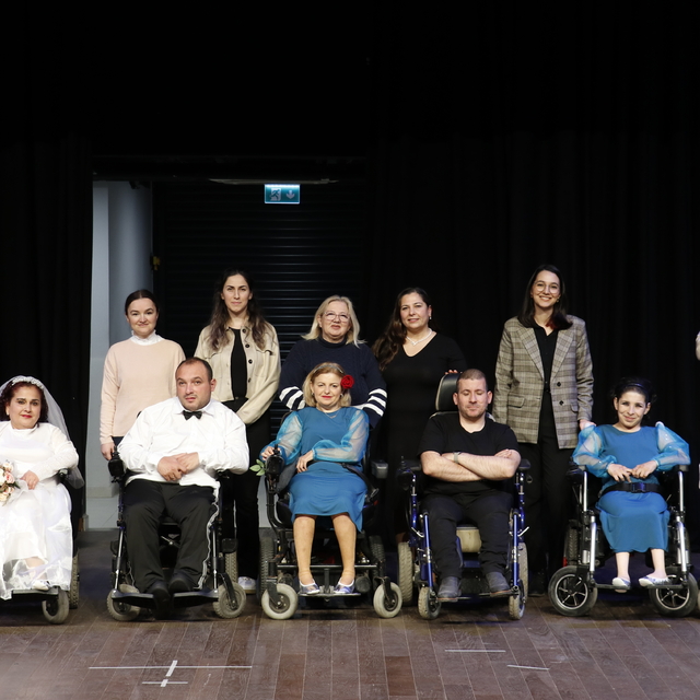 Bedensel engelliler, "Hareketin Ritmi" gösterisiyle hayat hikayelerini sahn...