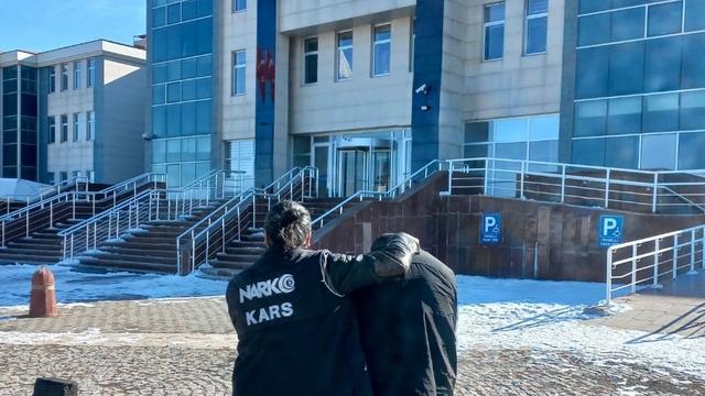 Kars'ta yolcu otobüsünde uyuşturucuyla yakalanan zanlı tutuklandı