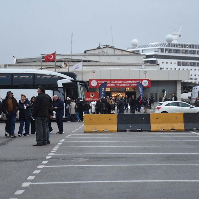 İzmir'e denizden bin 951 turist geldi