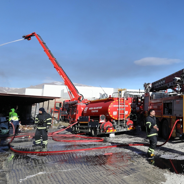 Niğde'de reklam panosu üretilen atölyede yangın (2)