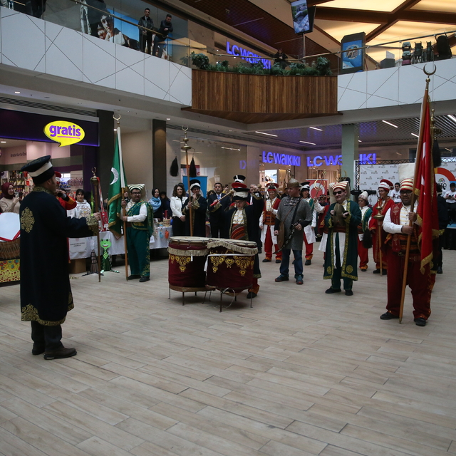 Edirne'de engelli öğrenciler dans ve müzik gösterisi sundu, eserlerini serg...