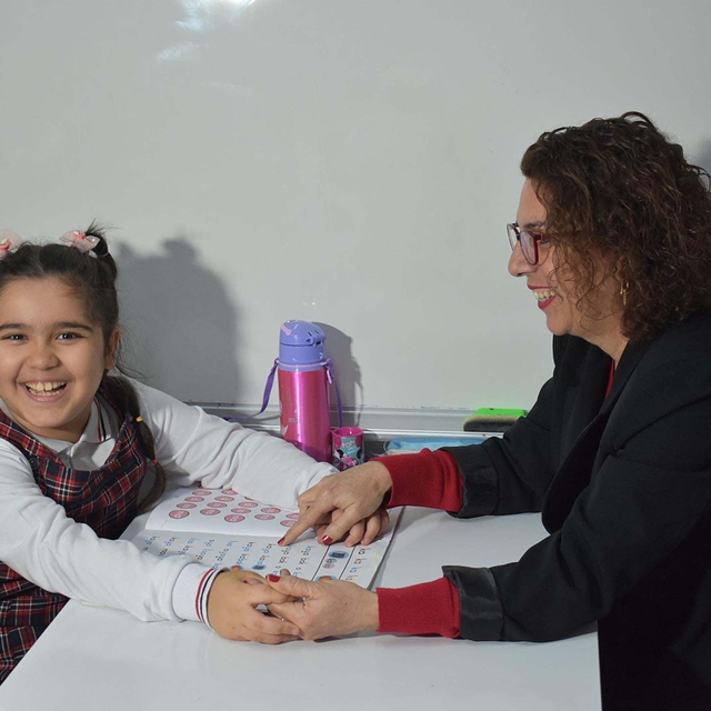 Otizmli Esmanur, engelleri eğitimle aşıyor