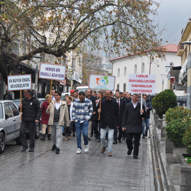 Kırkağaç'ta Engelliler Günü nedeniyle yürüyüş düzenlendi