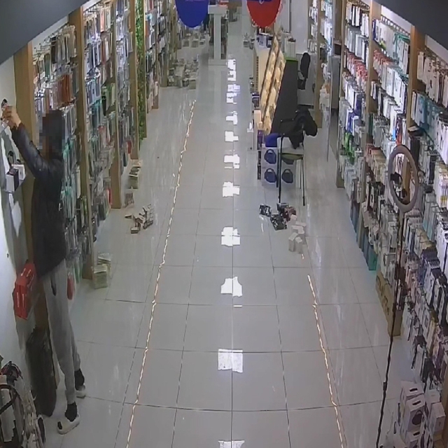 Manisa'da akıllı saat hırsızlığı kamerada