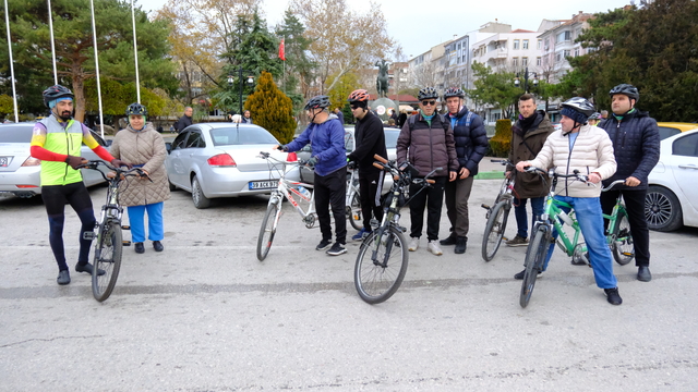 Kırklareli'nde görme engelliler kılavuz sürücü eşliğinde pedal çevirdi
