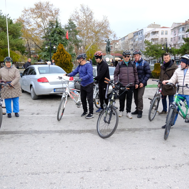 Kırklareli'nde görme engelliler kılavuz sürücü eşliğinde pedal çevirdi