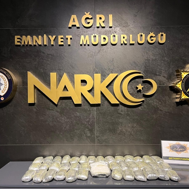 Van'da otoparktaki bir araçta 14 kilo 500 gram sentetik uyuşturucu ele geçi...