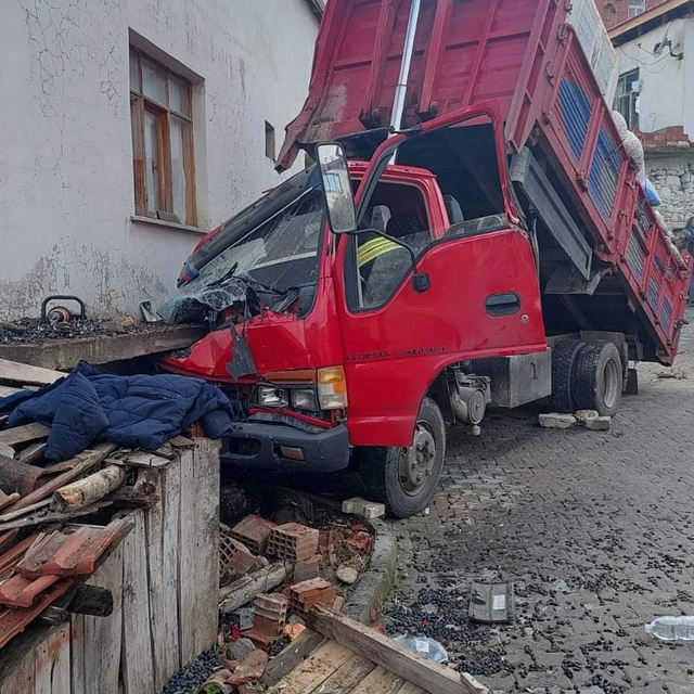 Manisa'da eve çarpan kamyonetteki 1 kişi öldü, 2 kişi yaralandı